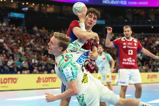 05.10.2025, xtgx, Handball Verein - SC Magdeburg v.l. Gisli Thorgeir Kristjansson (Magdeburg, 10), Elias Kofler (Hamburg, 6) Zweikampf, Duell, Kampf, tackle Hamburg