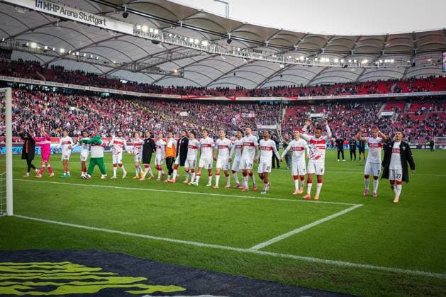 Die Mannschfat des VfB feiert den Sieg mit ihren Fans, Schlussjubel, VfB Stuttgart vs. 1. FC Heidenheim 1846, DFL, Bundesliga, Saison 2025 2026, MHP Arena, Hinrunde, 6. Spieltag, 05.10.2025 DFB regulations prohibit any use of photographs as image sequences and or quasi-video Stuttgart Baden-Wuerttemberg Deutschland