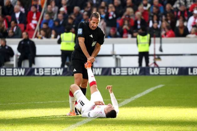 05.10.25 VfB Stuttgart - 1. FC Heidenheim Deutschland, Stuttgart, 05.10.2025, Fussball, Bundesliga, VfB Stuttgart - 1. FC Heidenheim: v.l. Tobias Stieler (Schiedsrichter), Bilal El Khannouss (VfB Stuttgart).