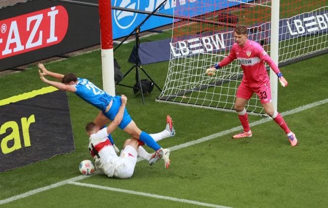05.10.25 VfB Stuttgart - 1. FC Heidenheim Deutschland, Stuttgart, 05.10.2025, Fussball, Bundesliga, VfB Stuttgart - 1. FC Heidenheim: v.l. Luca Kerber (1. FC Heidenheim), Jeff Chabot (VfB Stuttgart).