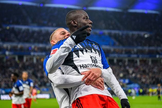 Fußball I Herren I Saison 2025-2026 I Bundesliga I 6. Spieltag I Hamburger SV - 1. FSV Mainz 05 I 05.10.2025 Miro Muheim (28, Hamburger SV), Jean-Luc DompÃ (7, Hamburger SV) Hamburg Volksparkstadion Hamburg Deutschland Copyright: xLobecax xHenningxRohlfsx