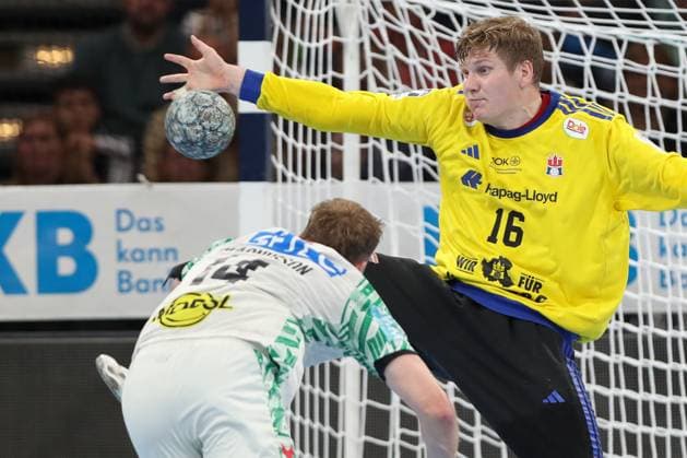 05.10.2025, xtgx, Handball Verein - SC Magdeburg v.l. Omar Ingi Magnusson (Magdeburg, 14), Robin Paulsen Haug (Hamburg, 16) Parade, haelt den Ball, faengt den Ball, pariert Hamburg