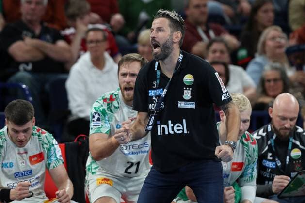05.10.2025, xtgx, Handball Verein - SC Magdeburg v.l. Bennet Wiegert (Magdeburg, Trainer) Jubel, Torjubel, jubelt ueber das Tor, celebrate the goal, celebration Hamburg
