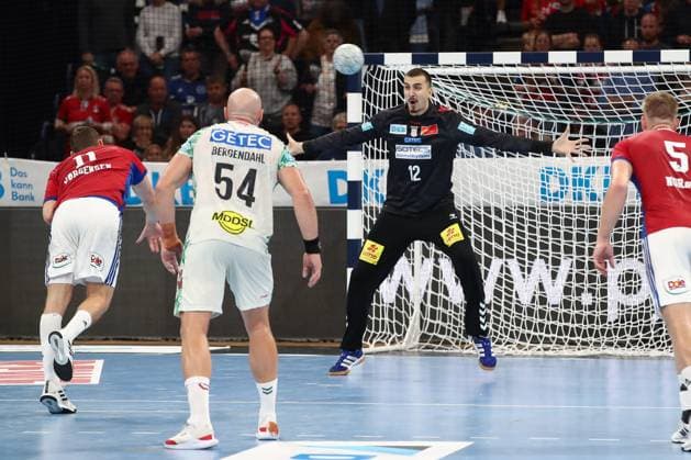 05.10.2025, xtgx, Handball Verein - SC Magdeburg v.l. Matej Mandic (Magdeburg, 12) beim Siebenmeter Hamburg