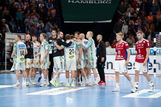 05.10.2025, xtgx, Handball Verein - SC Magdeburg v.l. Magdeburg Jubel ueber den Sieg, Jubel nach Spielende, HSV enttaeuscht, schaut enttaeuscht, niedergeschlagen, disappointed Hamburg