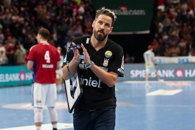05.10.2025, xtgx, Handball Verein - SC Magdeburg v.l. Bennet Wiegert (Magdeburg, Trainer) bedankt sich bei den Fans Hamburg