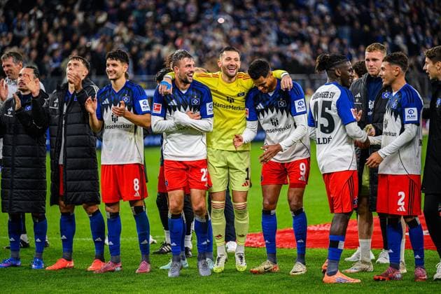 Fußball I Herren I Saison 2025-2026 I Bundesliga I 6. Spieltag I Hamburger SV - 1. FSV Mainz 05 I 05.10.2025 Jonas Meffert (23, Hamburger SV), Daniel Heuer Fernandes (1, Hamburger SV), Robert Glatzel (9, Hamburger SV) Hamburg Volksparkstadion Hamburg Deutschland Copyright: xLobecax xHenningxRohlfsx