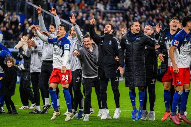 Fußball I Herren I Saison 2025-2026 I Bundesliga I 6. Spieltag I Hamburger SV - 1. FSV Mainz 05 I 05.10.2025 Merlin Polzin (Trainer, Hamburger SV) und sein Team feiern den Sieg. Hamburg Volksparkstadion Hamburg Deutschland Copyright: xLobecax xHenningxRohlfsx