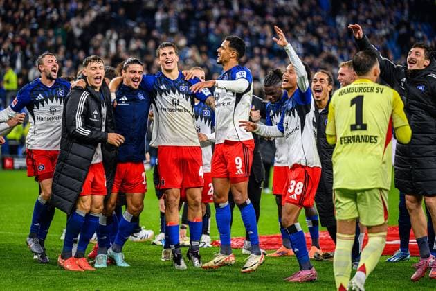 Fußball I Herren I Saison 2025-2026 I Bundesliga I 6. Spieltag I Hamburger SV - 1. FSV Mainz 05 I 05.10.2025 Jonas Meffert (23, Hamburger SV), Nicolai Remberg (21, Hamburger SV), Guilherme Ramos (13, Hamburger SV), Luka Vuskovic (44, Hamburger SV), Robert Glatzel (9, Hamburger SV), Alexander Rossing-Lelesiit (38, Hamburger SV) Hamburg Volksparkstadion Hamburg Deutschland Copyright: xLobecax xHenningxRohlfsx