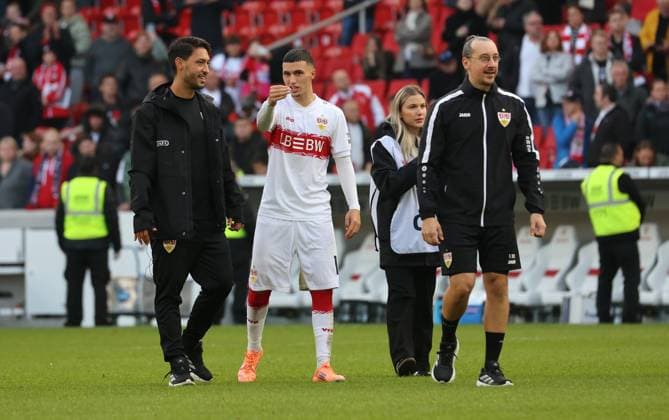 Stuttgart , Bundesliga Fußball VfB Stuttgart vs. 1.FC Heidenheim, v.l. Co-Trainer Malik Fathi, Bilal El Khannouss (VfB), Florian Mohr Gemäß den Vorgaben der DFL Deutschen Fußball Liga ist es untersagt, in dem Stadion und oder vom Spiel angefertigte Fotoaufnahmen in Form von Sequenzbildern und oder videoähnlichen Fotostrecken zu verwerten bzw. verwerten zu lassen.
