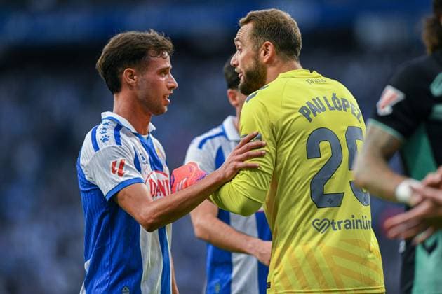 RCD ESPANYOL v REAL BETIS. RCDE STADIUM BARCELONA. October 5,2025 RCD ESPANYOL vs REAL BETIS October 5,2025 Puado (7) of RCD Espanyol discuss with Pau Lopez (25) goalkeeper of Real Betis during the match between RCD Espanyol and Real Madrid corresponding to the first day of La Liga EA Sports at RCDE Stadium in Barcelona, Spain. Cornella El Prat ESP Copyright: xS.xRosx