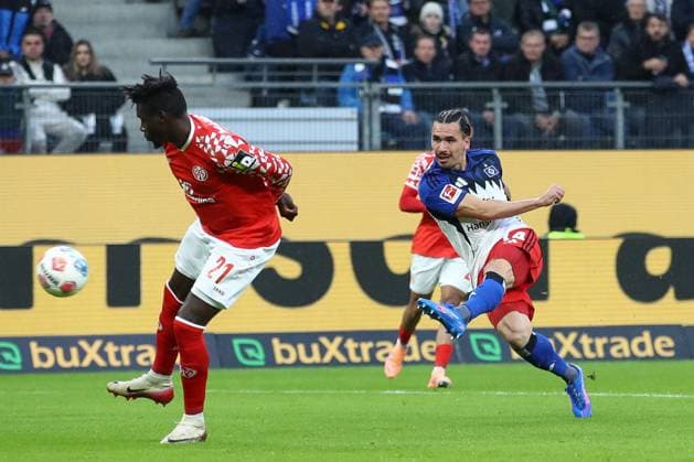 05.10.2025, xtgx, Fussball 1. Bundesliga, Hamburger SV - 1. FSV Mainz 05 emspor, v.l. Rayan Philippe (HSV, 14) schiesst den Ball aufs Tor, Torschuss, Schuss (DFL DFB REGULATIONS PROHIBIT ANY USE OF PHOTOGRAPHS as IMAGE SEQUENCES and or QUASI-VIDEO) Hamburg