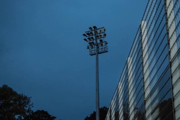 05.10.25, Frauen, Fussball, 1.BL, Saison 2025 2026, 1. FC Köln - Bayer 04 Leverkusen, 5. Spieltag Flutlichtausfall führt zu Spielunterbrechnung im Franz Kremer Stadion, Blick von der Tribüne Köln Franz-Kremer-Stadion NRW Deutschland