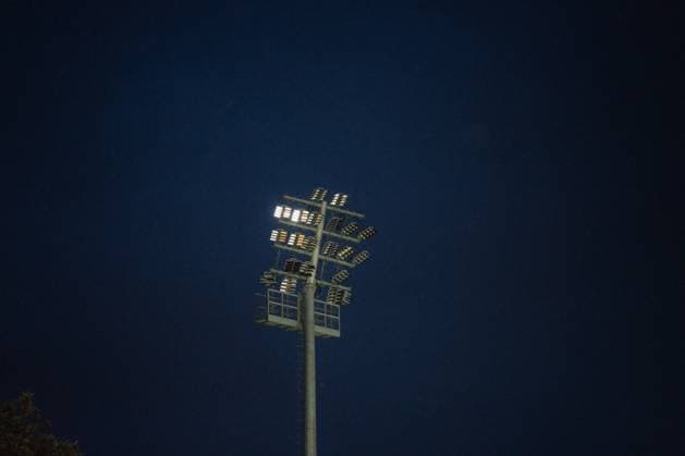 05.10.25, Frauen, Fussball, 1.BL, Saison 2025 2026, 1. FC Köln - Bayer 04 Leverkusen, 5. Spieltag Flutlichtausfall führt zu Spielunterbrechnung im Franz Kremer Stadion, Blick von der Tribüne Köln Franz-Kremer-Stadion NRW Deutschland