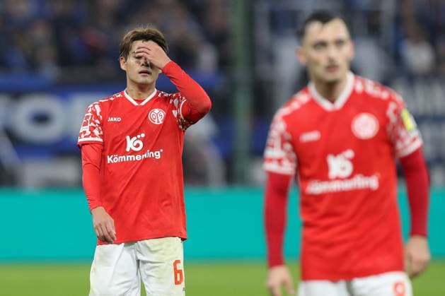 05.10.2025, xtgx, Fussball 1. Bundesliga, Hamburger SV - 1. FSV Mainz 05 emspor, v.l. Kaishu Sano (Mainz, 6) enttaeuscht, enttäuscht, schaut enttaeuscht, niedergeschlagen, disappointed (DFL DFB REGULATIONS PROHIBIT ANY USE OF PHOTOGRAPHS as IMAGE SEQUENCES and or QUASI-VIDEO) Hamburg