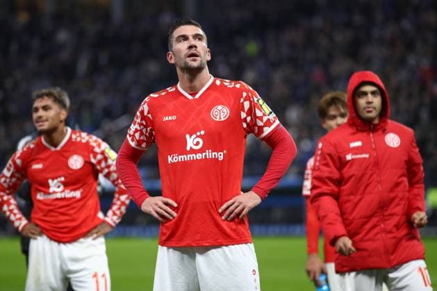 05.10.2025, xtgx, Fussball 1. Bundesliga, Hamburger SV - 1. FSV Mainz 05 emspor, v.l. Stefan Bell (Mainz, 16) enttaeuscht, enttäuscht, schaut enttaeuscht, niedergeschlagen, disappointed (DFL DFB REGULATIONS PROHIBIT ANY USE OF PHOTOGRAPHS as IMAGE SEQUENCES and or QUASI-VIDEO) Hamburg