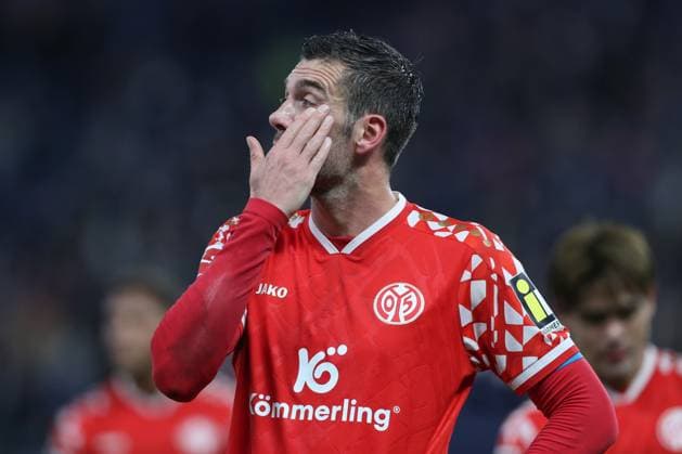 05.10.2025, xtgx, Fussball 1. Bundesliga, Hamburger SV - 1. FSV Mainz 05 emspor, v.l. Stefan Bell (Mainz, 16) enttaeuscht, enttäuscht, schaut enttaeuscht, niedergeschlagen, disappointed (DFL DFB REGULATIONS PROHIBIT ANY USE OF PHOTOGRAPHS as IMAGE SEQUENCES and or QUASI-VIDEO) Hamburg
