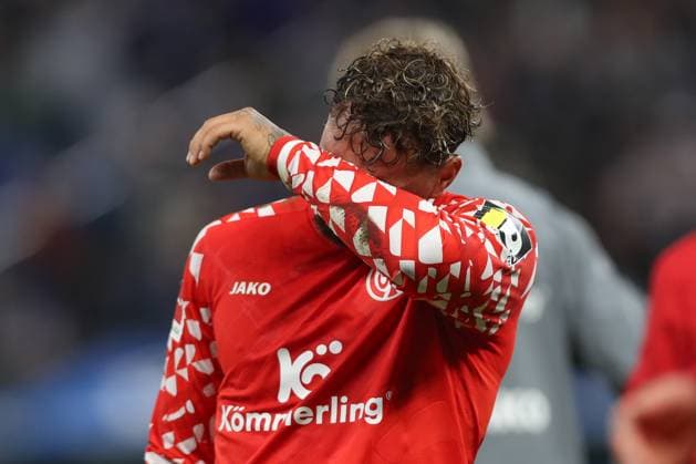 05.10.2025, xtgx, Fussball 1. Bundesliga, Hamburger SV - 1. FSV Mainz 05 emspor, v.l. Armindo Sieb (Mainz, 11) enttaeuscht, enttäuscht, schaut enttaeuscht, niedergeschlagen, disappointed (DFL DFB REGULATIONS PROHIBIT ANY USE OF PHOTOGRAPHS as IMAGE SEQUENCES and or QUASI-VIDEO) Hamburg