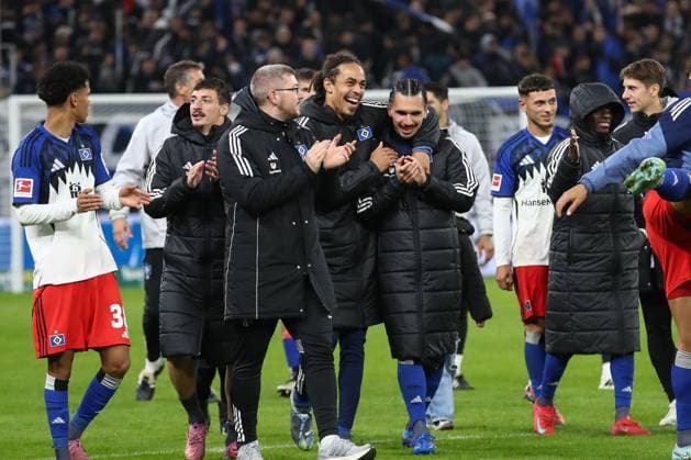 05.10.2025, xtgx, Fussball 1. Bundesliga, Hamburger SV - 1. FSV Mainz 05 emspor, v.l. Yussuf Poulsen (HSV, 15), Rayan Philippe (HSV, 14) Jubel ueber den Sieg, Jubel nach Spielende (DFL DFB REGULATIONS PROHIBIT ANY USE OF PHOTOGRAPHS as IMAGE SEQUENCES and or QUASI-VIDEO) Hamburg