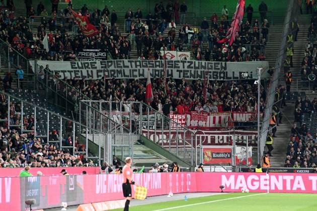 Fanproteste Freiburg, Banner ,,Eure Spieltagsansetzungen betteln foermlich nach Tennisbaellen,, Borussia Moenchengladbach (MG) - SC Freiburg (FR) 0-0 Fussball 1. Bundesliga Saison 2025 2026, 6.Spieltag, Spieltag6, matchday6, am 04.10.2025, Borussia-Park in Moenchengladbach Deutschland. DFL regulations prohibit any use of photographs as image sequences and or quasi-video Â