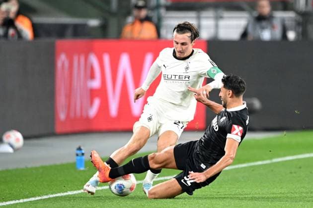 Rocco REITZ (MG) gegen Vincenzo GRIFO (FR) Aktion, Zweikampf, Borussia Moenchengladbach (MG) - SC Freiburg (FR) 0-0 Fussball 1. Bundesliga Saison 2025 2026, 6.Spieltag, Spieltag6, matchday6, am 04.10.2025, Borussia-Park in Moenchengladbach Deutschland. DFL regulations prohibit any use of photographs as image sequences and or quasi-video Â