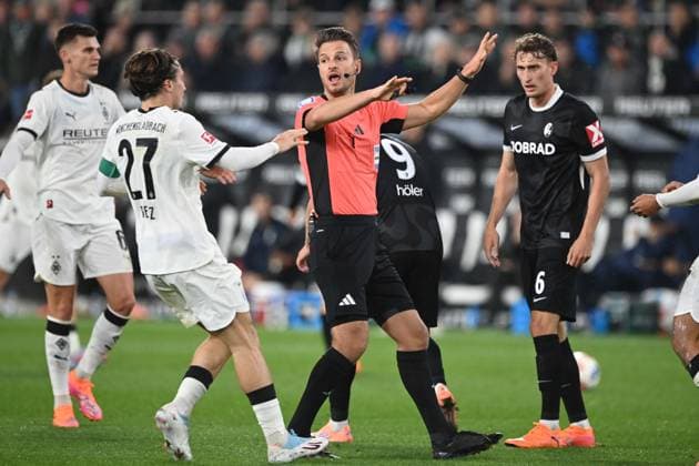 Schiedsrichter Daniel SCHLAGER Gestik, gestikuliert, links: Rocco REITZ (MG) Borussia Moenchengladbach (MG) - SC Freiburg (FR) 0-0 Fussball 1. Bundesliga Saison 2025 2026, 6.Spieltag, Spieltag6, matchday6, am 04.10.2025, Borussia-Park in Moenchengladbach Deutschland. DFL regulations prohibit any use of photographs as image sequences and or quasi-video Â