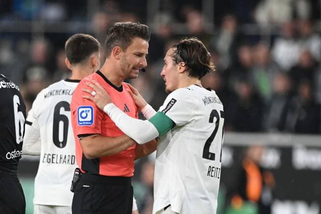 Schiedsrichter Daniel SCHLAGER und Rocco REITZ (MG) Borussia Moenchengladbach (MG) - SC Freiburg (FR) 0-0 Fussball 1. Bundesliga Saison 2025 2026, 6.Spieltag, Spieltag6, matchday6, am 04.10.2025, Borussia-Park in Moenchengladbach Deutschland. DFL regulations prohibit any use of photographs as image sequences and or quasi-video Â