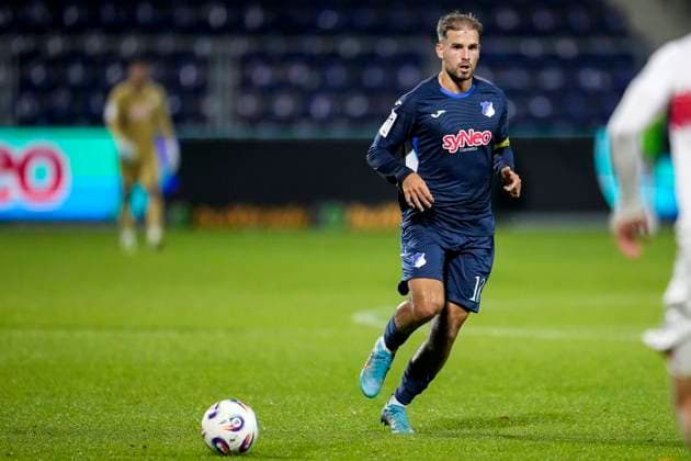 Luka Djuric (Duric, TSG II, 10), am Ball, Freisteller, Ganzkörper, Einzelbild, Einzelfoto, Aktion, Action, 05.10.2025, Sinsheim (Deutschland), Fussball, 3. Liga, TSG 1899 Hoffenheim II - VfB Stuttgart II, DFB DFL REGULATIONS PROHIBIT ANY USE OF PHOTOGRAPHS AS IMAGE SEQUENCES AND OR QUASI-VIDEO. *** Luka Djuric Duric, TSG II, 10 , on the ball, cropped, full body, single image, single photo, action, action, 05 10 2025, Sinsheim Germany , Soccer, 3 Liga, TSG 1899 Hoffenheim II VfB Stuttgart II, DFB DFL REGULATIONS PROHIBIT ANY USE OF PHOTOGRAPHS AS IMAGE SEQUENCES AND OR QUASI VIDEO xozx