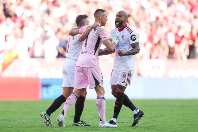 ESP: Sevilla FC - FC Barcelona, Barca La Liga EA Sports. Date 8 Marcos do Nascimento Marcao, Odysseas Vlachodimos and Cesar Azpilicueta of Sevilla FC celebrating goal during the La Liga EA Sports match between Sevilla FC and FC Barcelona played at Ramon Sanchez Pizjuan Stadium on October 5, 2025 in Sevilla, Spain. kpng Copyright: xAntonioxPozox xPRESSINx AP_251005_SEV_BAR_2525_2075