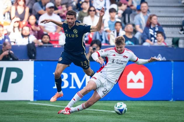 October 5, 2025, Vancouver, Bc, CANADA: Vancouver Whitecaps Thomas Muller (13) collides with San Jose Earthquakes Max Floriani (25) during the first half of an MLS, Fussball Herren, USA soccer match in Vancouver, on Sunday, October 5, 2025. Canada News - October 5, 2025 - ZUMAc35_ 20251005_zaf_c35_133 Copyright: xEthanxCairnsx