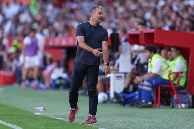 ESP: Sevilla FC - FC Barcelona, Barca La Liga EA Sports. Date 8 FC Barcelona head coach Hansi Flick during the La Liga EA Sports match between Sevilla FC and FC Barcelona played at Ramon Sanchez Pizjuan Stadium on October 5, 2025 in Sevilla, Spain. kpng Copyright: xAntonioxPozox xPRESSINx AP_251005_SEV_BAR_2525_2092