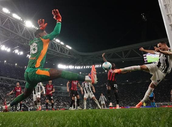 (251006) -- TURIN, Oct. 6, 2025 -- AC Milan s goalkeeper Mike Maignan (L) blocks Juventus Federico Gatti s attack during a Serie A football match between Juventus and AC Milan in Turin, Italy, Oct. 5, 2025. (Photo by Xinhua) (SP)ITALY-TURIN-FOOTBALL-SERIE A-JUVENTUS VS AC MILAN AlbertoxLingria 
