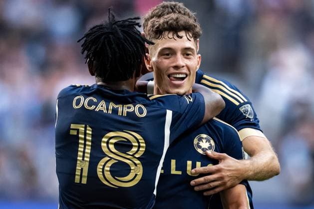 October 5, 2025, Vancouver, Bc, CANADA: Vancouver Whitecaps Edier Ocampo (18) and Sebastian Berhalter, celebrate Berhalter s goal against the San Jose Earthquakes during the second half of an MLS, Fussball Herren, USA soccer match in Vancouver, on Sunday, October 5, 2025. Canada News - October 5, 2025 - ZUMAc35_ 20251005_zaf_c35_185 Copyright: xEthanxCairnsx