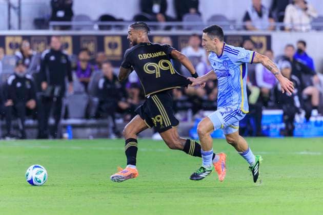 October 5, 2025, Los Angeles, California, USA: Bartosz Slisz 99 of the Atlanta United FC pulls the shirt of Denis Bouanga 99 of the Los Angeles Football Club during their regular season MLS, Fussball Herren, USA game on Sunday October 5, 2025 at the BMO Stadium in Los Angeles, California. LAFC defeats Atlanta United FC, 1-0. ARIANA RUIZ PI Los Angeles USA - ZUMAp124 20251005_zaa_p124_068 Copyright: xArianaxRuizx