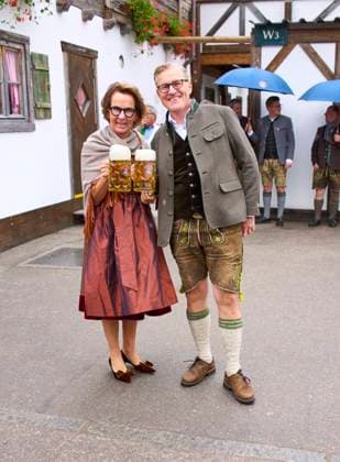 Jan-Christian Dreesen , CEO Vorstandsvorsitzender FCB with wife Elke at the visit of the beer festival Oktoberfest of the football team FC BAYERN MÜNCHEN 1.German Football League on October 5, 2025 in Munich, Germany. Season 2025 2026, 1.Bundesliga, IMPORTANT: PUBLICATION ONLY IN GERMANY