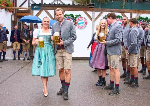 Harry Kane of FC Bayern München wife Kate, Jonas Urbig goalkeeper FCB 40 with girlfriend Katharina at the visit of the beer festival Oktoberfest of the football team FC BAYERN MÜNCHEN 1.German Football League on October 5, 2025 in Munich, Germany. Season 2025 2026, 1.Bundesliga, IMPORTANT: PUBLICATION ONLY IN GERMANY