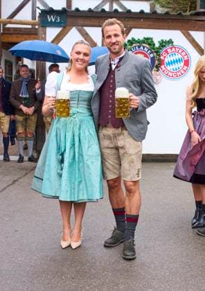 Harry Kane of FC Bayern München wife Kate at the visit of the beer festival Oktoberfest of the football team FC BAYERN MÜNCHEN 1.German Football League on October 5, 2025 in Munich, Germany. Season 2025 2026, 1.Bundesliga, IMPORTANT: PUBLICATION ONLY IN GERMANY