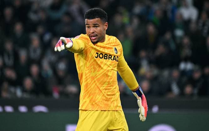 Fussball, Bundesliga, Deutschland, Herren, Saison 2025 2026, 6. Spieltag, Borussia Park Mönchengladbach, Bor. Mönchengladbach - SC Freiburg 0:0; Noah Atubolu (SCF). Aktion, Einzelbild. *** Football, Bundesliga, Germany, Men, Season 2025 2026, Matchday 6, Borussia Park Mönchengladbach, Bor Mönchengladbach SC Freiburg 0 0 Noah Atubolu SCF Action, Single image