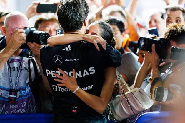 Formula 1, Singapore Grand Prix 2025, Sunday Race, Singapore - 05 Oct 2025 George Russell of Great Britain and the Mercedes-AMG PETRONAS Formula One Team celebrates with his partner Carmen Montero Mundt after winning the Grand Prix of Singapore at the Marina Bay Street Circuit. Singapore Singapore Copyright: xGeorgexHitchensx xSOPAxImagesx ghsingaporegp25_race_75