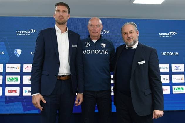 Fußball 2. Bundesliga Vorstellung Uwe Rösler als neuer Cheftrainer beim VfL Bochum am 06.10.2025 im Vonovia Ruhrstadion in Bochum Andreas Luthe ( Vorstandsvorsitzender Bochum ), links - Uwe Rösler ( Trainer Cheftrainer Bochum ), mitte - Ilja Kaenzig, ( Sprecher der Geschäftsführung Bochum ), rechts