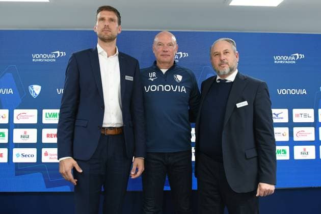 Fußball 2. Bundesliga Vorstellung Uwe Rösler als neuer Cheftrainer beim VfL Bochum am 06.10.2025 im Vonovia Ruhrstadion in Bochum Andreas Luthe ( Vorstandsvorsitzender Bochum ), links - Uwe Rösler ( Trainer Cheftrainer Bochum ), mitte - Ilja Kaenzig, ( Sprecher der Geschäftsführung Bochum ), rechts