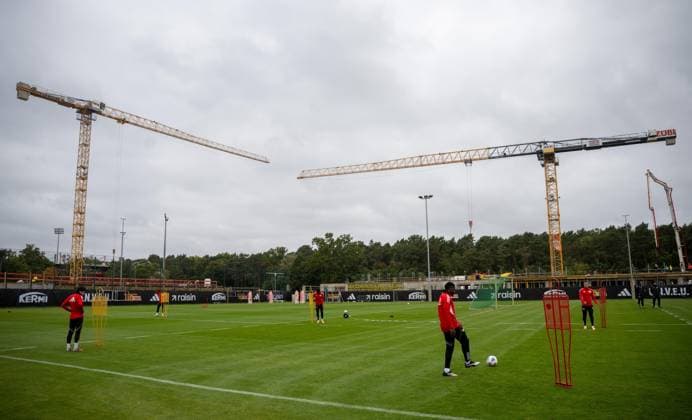Fußball, Herren, Saison 2025 2026, 1. Bundesliga, 1. FC Union Berlin, Training, Kräne für die Baustellen der Funktionsgebäude und das Parkhaus neben dem Stadion, 06.10. 2025, Copyright: xMatthiasxKochx