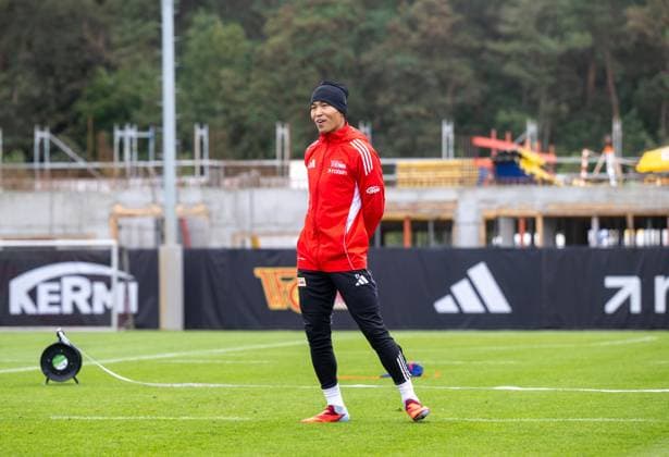 Fußball, Herren, Saison 2025 2026, 1. Bundesliga, 1. FC Union Berlin, Training, Woo-Yeong Jeong (Wooyeong, 1. FC Union Berlin), hinten die Baustelle für das Funktionsgebäude der Frauen und Männer, 06.10. 2025, Copyright: xMatthiasxKochx