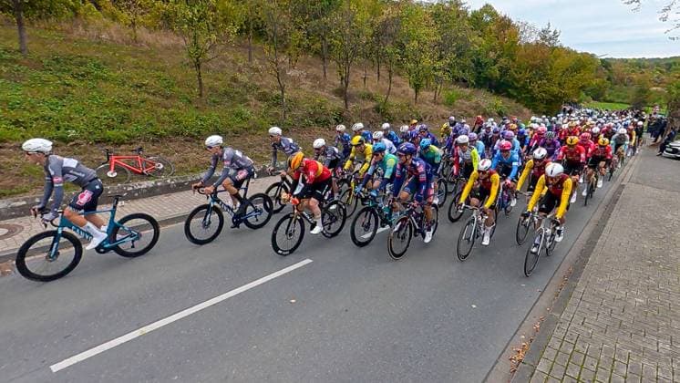 Sparkassen Münsterland Giro. Radrennen durch das Münsterland mit Ziel auf dem Schlossplatz in Münster. Bergwertung an der Schanze in Oelde-Stromberg. Peloton. Oelde, Nordrhein-Westfalen, DEU, Deutschland, 03.10.2025
