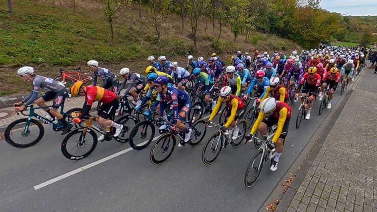Sparkassen Münsterland Giro. Radrennen durch das Münsterland mit Ziel auf dem Schlossplatz in Münster. Bergwertung an der Schanze in Oelde-Stromberg. Peloton. Oelde, Nordrhein-Westfalen, DEU, Deutschland, 03.10.2025
