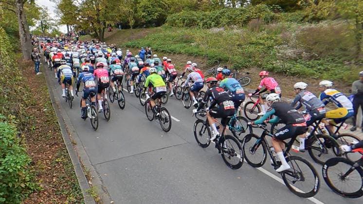 Sparkassen Münsterland Giro. Radrennen durch das Münsterland mit Ziel auf dem Schlossplatz in Münster. Bergwertung an der Schanze in Oelde-Stromberg. Peloton. Oelde, Nordrhein-Westfalen, DEU, Deutschland, 03.10.2025