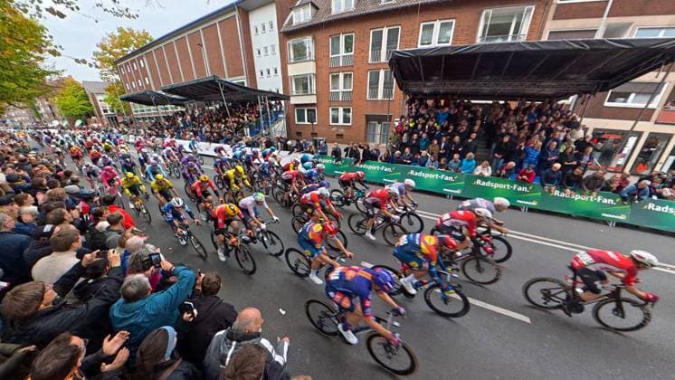 Sparkassen Münsterland Giro. Ziel des Radrennens durch das Münsterland ist auf dem Schlossplatz in Münster. Zieleinlauf. Sieger Jasper Philipsen (Alpecin-Deceuninck). Zweiter wurde Arnaud De Lie (Lotto), Dritter der Tscheche Pavel Bittner (Team Picnic PostNL). Münster, Nordrhein-Westfalen, DEU, Deutschland, 03.10.2025