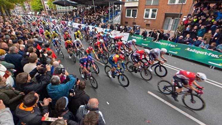 Sparkassen Münsterland Giro. Ziel des Radrennens durch das Münsterland ist auf dem Schlossplatz in Münster. Zieleinlauf. Sieger Jasper Philipsen (Alpecin-Deceuninck). Zweiter wurde Arnaud De Lie (Lotto), Dritter der Tscheche Pavel Bittner (Team Picnic PostNL). Münster, Nordrhein-Westfalen, DEU, Deutschland, 03.10.2025