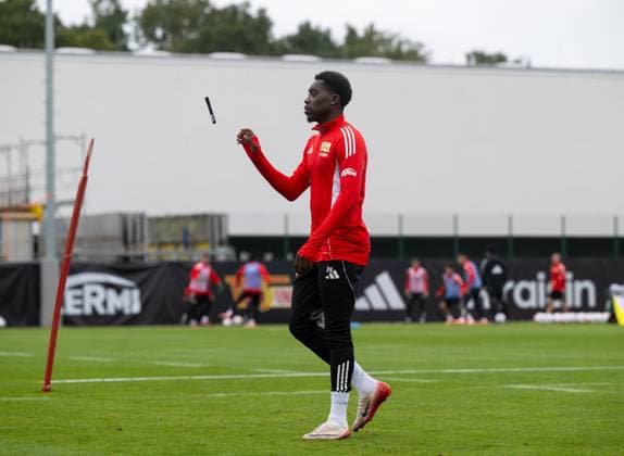 Fußball, Herren, Saison 2025 2026, 1. Bundesliga, 1. FC Union Berlin, Training, Derrick Köhn (1. FC Union Berlin) mit einem Stift, 06.10. 2025, Copyright: xMatthiasxKochx