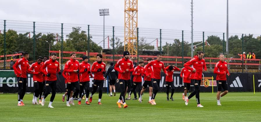 Fußball, Herren, Saison 2025 2026, 1. Bundesliga, 1. FC Union Berlin, Training, v. l. Danilho Doekhi (1. FC Union), Derrick Köhn (1. FC Union Berlin), Oliver Burke (1. FC Union Berlin), Robert Skov (1. FC Union Berlin), Woo-Yeong Jeong (Wooyeong, 1. FC Union Berlin), Diogo Leite (1. FC Union Berlin), Livan Burcu (1. FC Union Berlin), 06.10. 2025, Copyright: xMatthiasxKochx